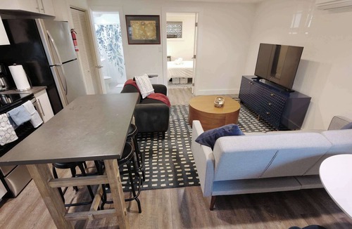 Mount Pleasant Apartment | Over On Oak | Walk 2 Metro + PRIVATE PARKING