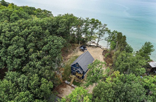 Arcadia House | Overlooking Shoreline 2BDR Chalet 18396