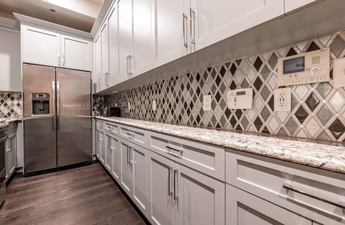 Central Business District Apartment | 🌙 Oversized Downtown Condo with Private Terrace🌙 - The Crescent