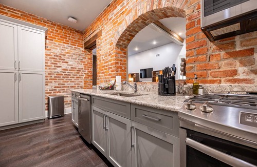 Central Business District Apartment | 🌙 Oversized Downtown Condo with Private Terrace🌙 - The Crescent