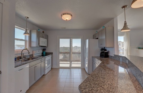 Monteray Shores House | OWNERS WEEKS OPEN⭐NEW HOT TUB⭐️Heated Pool, Linens, Wifi, Tennis Courts, Dogs