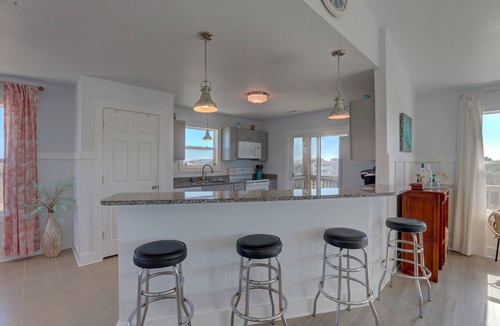 Monteray Shores House | OWNERS WEEKS OPEN⭐NEW HOT TUB⭐️Heated Pool, Linens, Wifi, Tennis Courts, Dogs