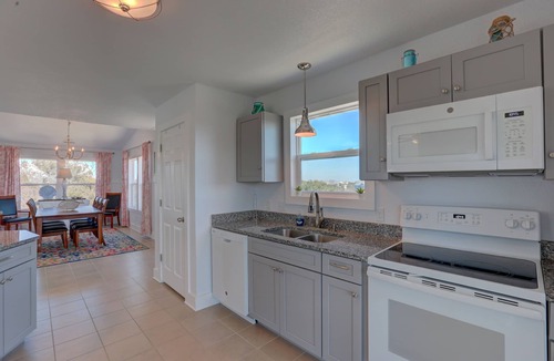 Monteray Shores House | OWNERS WEEKS OPEN⭐NEW HOT TUB⭐️Heated Pool, Linens, Wifi, Tennis Courts, Dogs