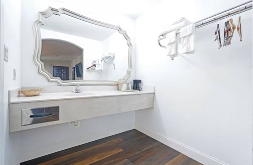 San Augustine Hotel | OYO Value: 2 Full Beds Non-Smoking, Great Location.