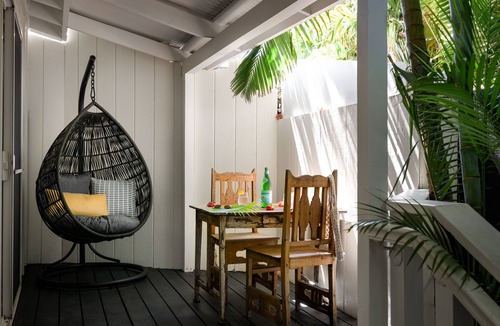 Paia Hotel | Paia Inn - 1 Bedroom King Suite - Garden View