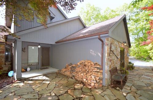 Berkeley Springs House | Panorama Peak View- Wifi, Screen Porch, Million Dollar View, Fireplace, Full Kitchen