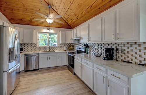Kapoho House | Paradise found! 3 bedroom home with large lanai, AC and 2 blocks from the ocean