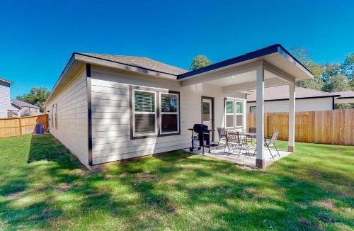 Porter House | Patio Dining & Yard: Porter Escape, 3 Mi to Golf
