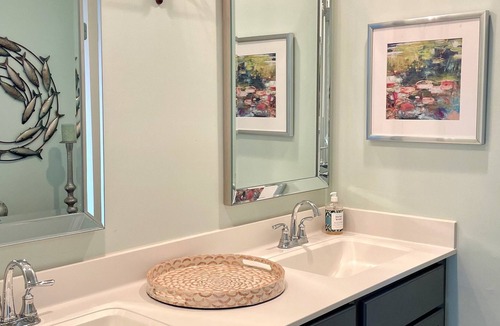 Henrico House | Pea Hill Retreat/Lake Gaston 5 Bedroom in quiet cove /Sandy Beach/ping pong
