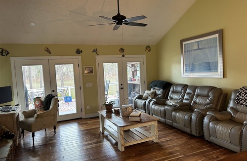 Prosperity House | Peaceful 2-bedroom bungalow on quiet cove, Lake Murray, renovated, pet friendly