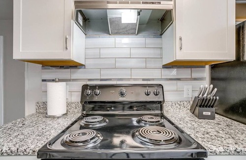 Central Arlington Apartment | Peaceful 2 BR Apt for Month Stay