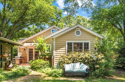 Decatur House | Peaceful 3-bedroom house with Outdoor Projector + Fire Pit in charming Decatur