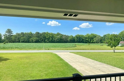 Hubert House | Peaceful 3BR Country Retreat w/Fire Pit 20 Min to Beach
