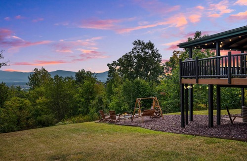 Stanley Cabin | Peaceful 5-bedroom cabin with hot tub and views