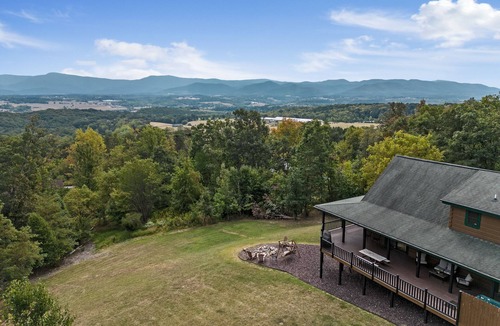Stanley Cabin | Peaceful 5-bedroom cabin with hot tub and views