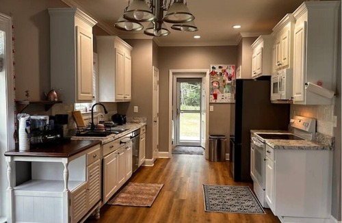 Leesburg House | Peaceful Getaway Home