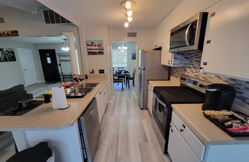 Hinesville House | Peaceful Hideaway -5mins to base, Outdoor Pool, W+D, 3/2