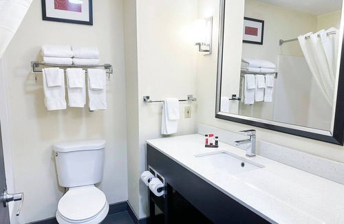 Mount Berry Hotel | Peaceful King Retreat | Relaxing Rome Stay Close to Downtown & Dining