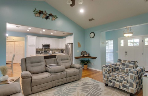Douglas House | Peaceful Lake Escape w/Dock in Coffee County