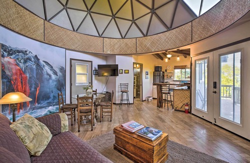 Captain Cook Apartment | Peaceful Miloli'i Cottage w/Ocean & Sunset Views!
