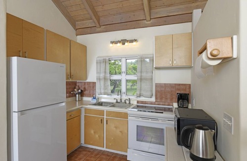 Pauwela Apartment | Peaceful & Private Studio - 12 Acre Hobby Organic Fruit Farm - Beach 10 minutes