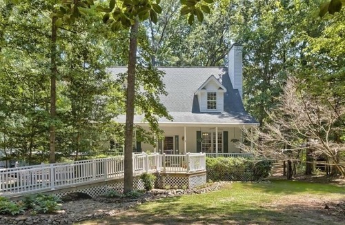Chapin Apartment | Peaceful Retreat close to everything