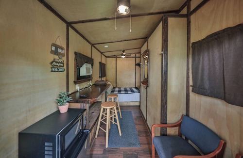 Weissport East Cabin | Peaceful rustic 1-bedroom cabin with AC in charming Lehighton