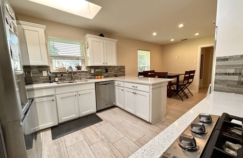 Carrollton House | Peaceful Spacious Family Retreat, Fast WiFi and Minutes to Everything