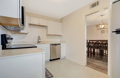 Midtown Apartment | Per friendly large -2 bedroom apartment close to all