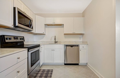 Midtown Apartment | Per friendly large -2 bedroom apartment close to all
