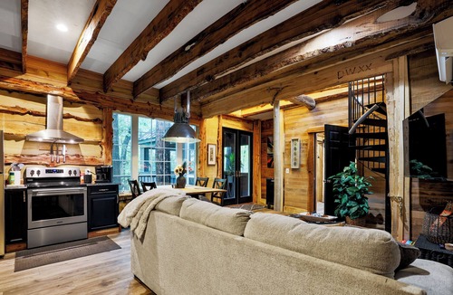Tuscarora House | Perfect 2-bedroom Treetop Bungalow Treehouse