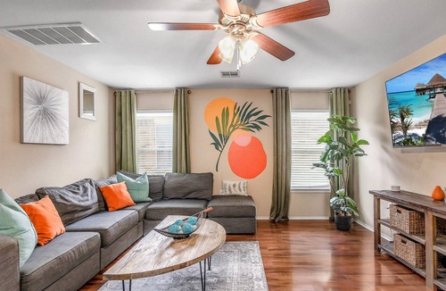 Montopolis House | Perfect 5-star Reviews! ~Safe & 10min to DT~