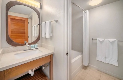 Kahului Hotel | Perfect Beach Destination! 4 Stylish Ocean View Room w/Outdoor Pool + Fireplace
