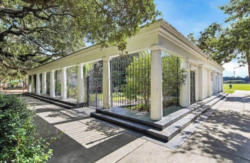 Savannah Victorian District House | Perfect Downtown Getaway- Walk to Top Attractions