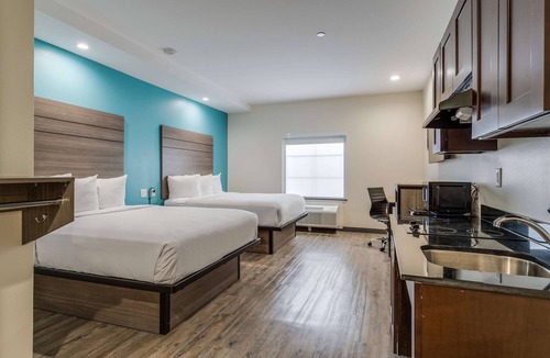 Katy Hotel | Perfect for Groups! 3 Relaxing Units with Free Parking and Free Breakfast!