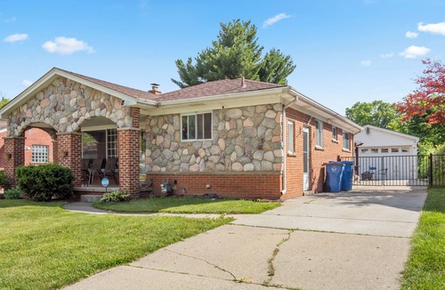 Dearborn Heights House | Perfect middle of everywhere home!