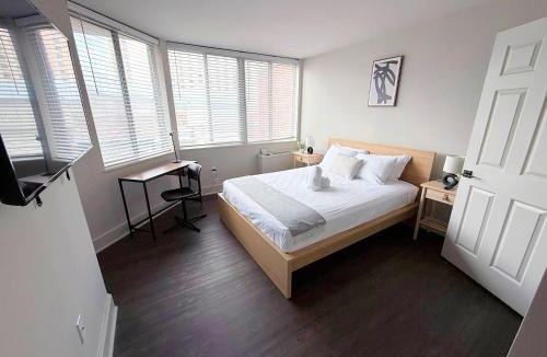 Pentagon City Apartment | Perfectly Located Apt - Steps to Metro & More