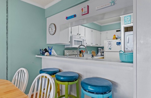 Morehead City Condo | Perfectly pool side at APATB! King, Full, 2 Twins