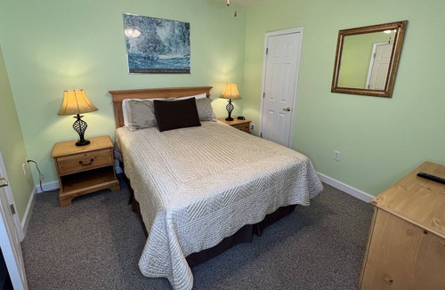 Huddleston Resort | Pet friendly 2 bedroom waterfront resort w/ Amenities Mariners Landing