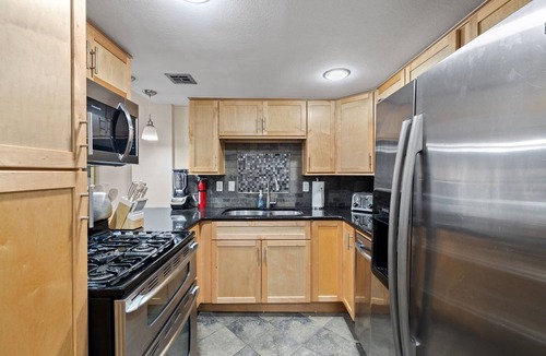 Museum District Condo | Pet-friendly, 2 king beds in Downtown Austin with 1 gigabit Wifi