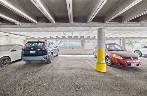 Museum District Condo | Pet-friendly, 2 king beds in Downtown Austin with 1 gigabit Wifi