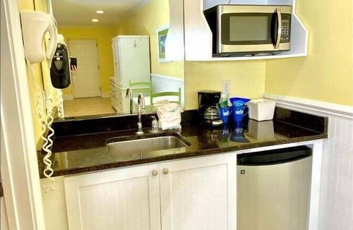 Atlantic Beach Hotel | Pet-friendly, 3 Blocks to Beach, Pool, #102