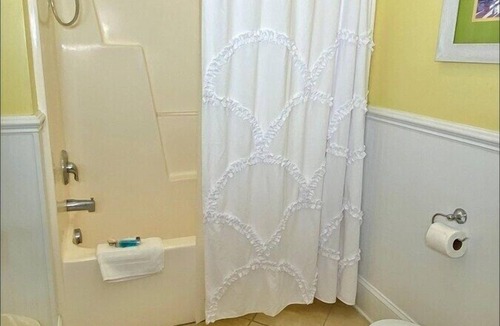Atlantic Beach Hotel | Pet-friendly, 3 Blocks to Beach, Pool, #102