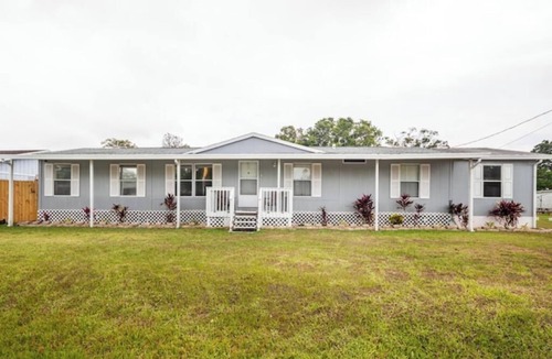 Taylor Creek House | Pet Friendly 3 Bed 2 bath Family Home on the Water