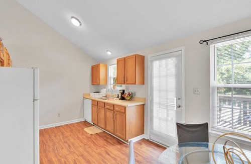 Paw Creek House | Pet-Friendly 3BR + Near Hospitals + BBQ + Deck