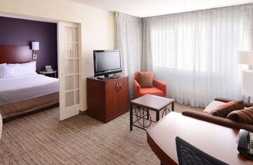 North Dallas House | Pet-Friendly Accommodation! Private Full Kitchen, FREE Parking, Outdoor Pool!