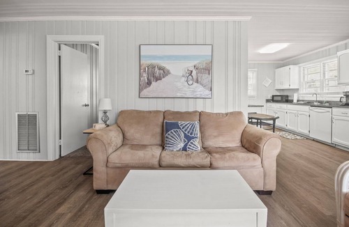 Surfside Beach House | Pet friendly beach cottage short walk to beach