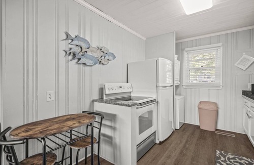 Surfside Beach House | Pet friendly beach cottage short walk to beach