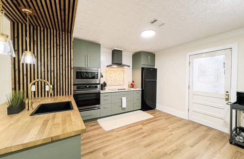 Pleasant Street House | Pet-Friendly Bungalow - Close to UF & Downtown!