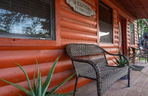 Waco Ski Chalet | Pet Friendly Cabin 4 - 15 minutes from Magnolia and Baylor